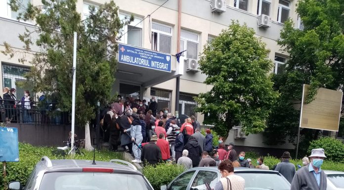 Foto: Asistentă suspectă de COVID, la Policlinica Târgu-Jiu! Coadă de peste 100 de pacienți, în fața unității