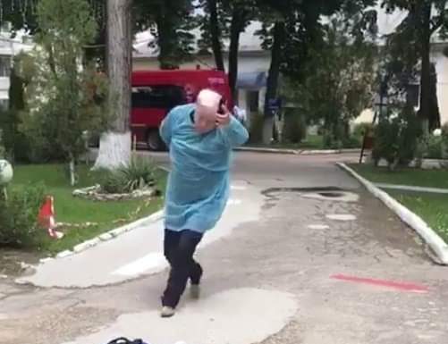 Video: Un pacient al Spitalului COVID de la Târgu- Cărbunești a jucat de mamă focului, la externare!
