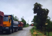 PE PLOAIE! Lucrătorii firmei GIDAZI PROD SRL au tras asfalt pe un drum la care nu au mai lucrat de o jumătate de an