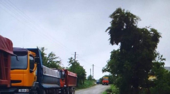 PE PLOAIE! Lucrătorii firmei GIDAZI PROD SRL au tras asfalt pe un drum la care nu au mai lucrat de o jumătate de an