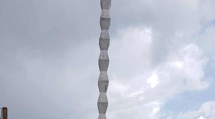 Foto: Autoritățile din Padeș, acuzate că au făcut dispărută coroana de flori de la Monumentul lui Tudor!