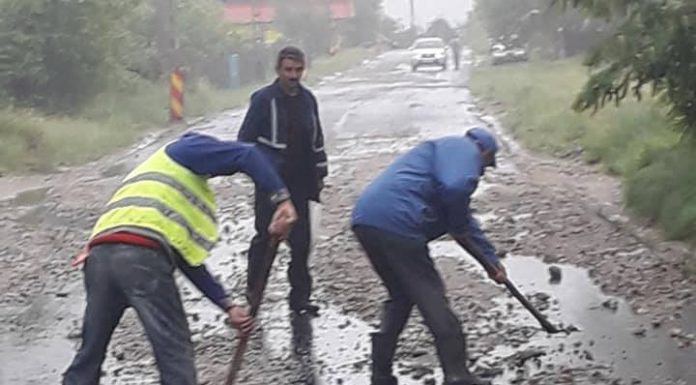 Asfalt pe mai multe drumuri pietruite dintr-o comună din Gorj. Primar: „Lupt de vreo doi ani să prind această finanțare”