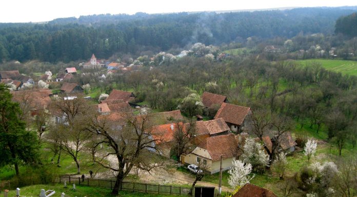 Satul românesc de la esența spiritului strămoșesc, la drama pierderii identității sale