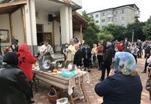 Înghesuială printre credincioșii care au mers la biserică