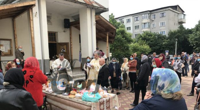 Înghesuială printre credincioșii care au mers la biserică