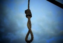 Bătrân găsit spânzurat, în curtea casei