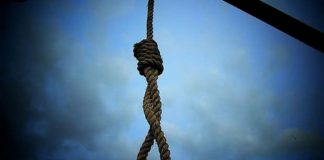 Bătrân găsit spânzurat, în curtea casei