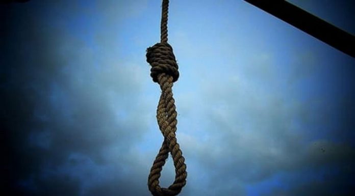 Bătrân găsit spânzurat, în curtea casei