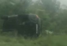 Șoferiță rănită, după ce s-a răsturnat cu mașina