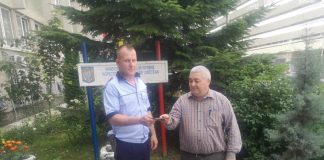 Gestul făcut de un bărbat care a găsit un telefon pe stradă