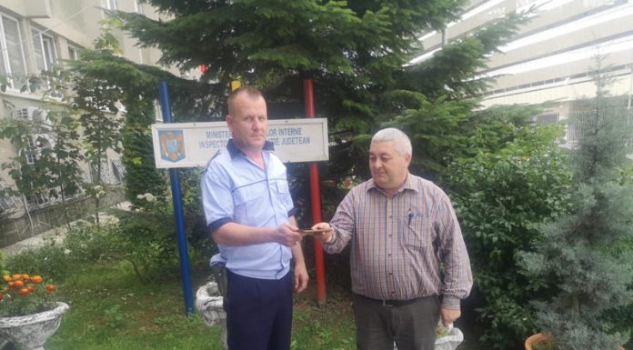 Gestul făcut de un bărbat care a găsit un telefon pe stradă