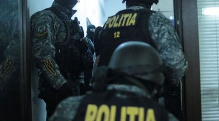 Percheziții la locuințele unui tânăr din Bustuchin