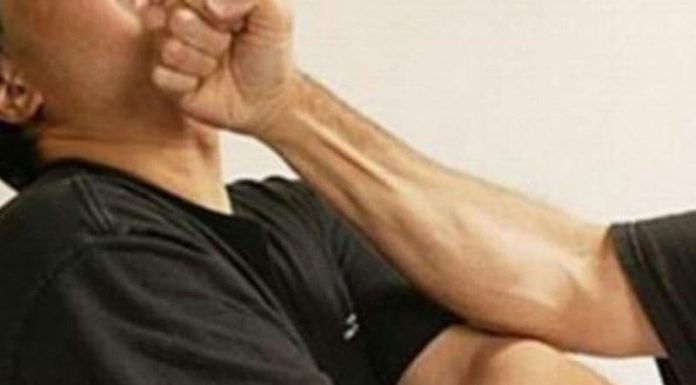 Reținut după ce și-a bătut vecinul