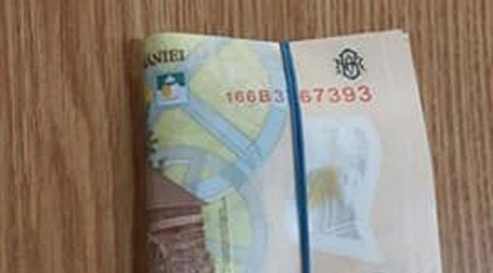 A găsit bani pe stradă și i-a predat Poliţiei