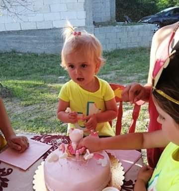 Familia fetiței din Săcelu, aflată la un pas de o tragedie chiar de ziua ei de naștere, cere ajutor divin!