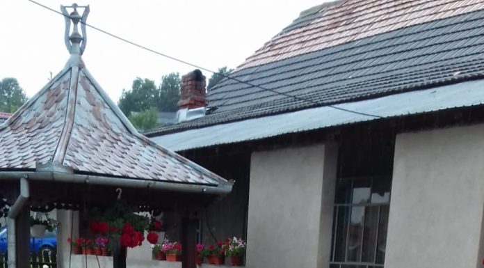 Foto: Inundații la Peșteana, zeci de gospodării afectate