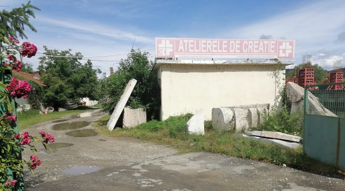 Clădirile situate vizavi de sediul Aparegio, aparținând Primăriei Târgu-Jiu, racordate ilegal la apă!