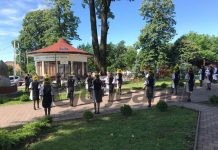 Dansuri populare cu distanțare socială la Novaci de Sânziene