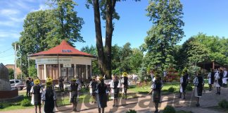 Dansuri populare cu distanțare socială la Novaci de Sânziene