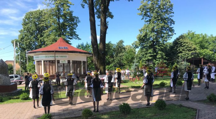 Dansuri populare cu distanțare socială la Novaci de Sânziene