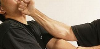 Reținuți după bătaie