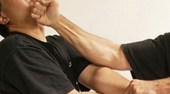 Reținuți după bătaie