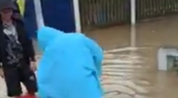 VIDEO: Copiii din Căpreni au marea lor! Când plouă…