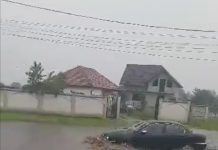 Apă de jumătate de metru pe drumul din Urdari!