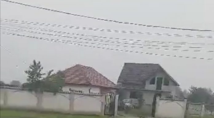 Apă de jumătate de metru pe drumul din Urdari!