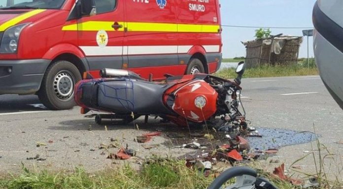 Unul dintre tinerii implicați în accidentul cu motocicleta, luat cu elicopterul SMURD!