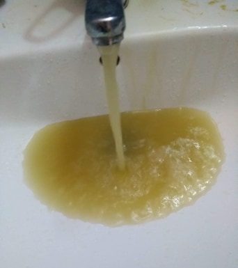 Video: La Peștișani apa la robinete e când maro, când galbenă! Barajul de la Clocotiș are aceeași culoare, iar starea de alertă se menține