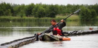 Barieră plutitoare ecologică, montată pe râul Jiu