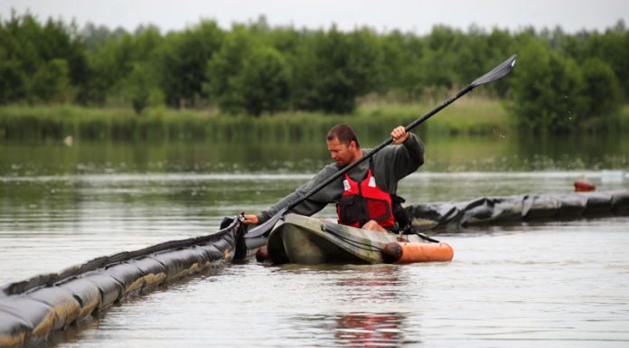 Barieră plutitoare ecologică, montată pe râul Jiu