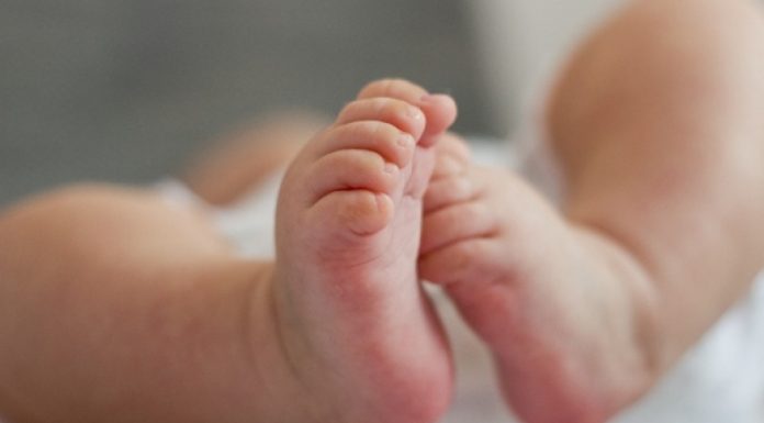 Vezi câte familii din România care au gemeni ori tripleți vor primi indemnizația majorată de creștere a copilului!