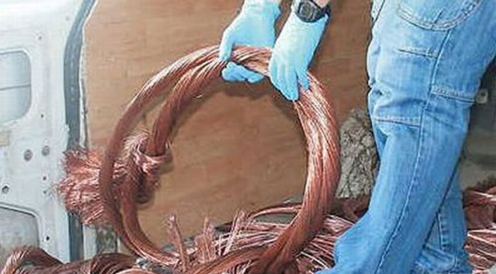Tânăr prins în flagrant, în timp ce fura peste 100 de metri de cablu din cupru