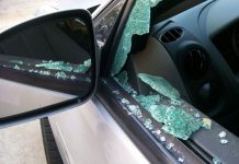 Mașină distrusă de un bărbat care a început să arunce cu pietre în ea