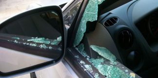 Mașină distrusă de un bărbat care a început să arunce cu pietre în ea