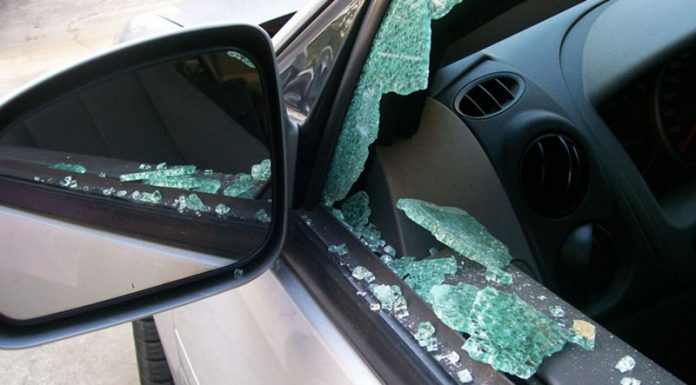 Mașină distrusă de un bărbat care a început să arunce cu pietre în ea