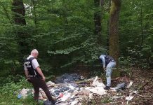 Gunoaie aruncate în pădurea de la Rasovița