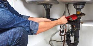 Fals instalator din Târgu-Jiu, acuzat că a furat 40.000 de lei din locuințe din Sibiu, dus în penitenciar