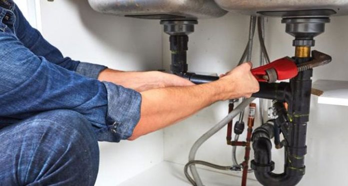 Fals instalator din Târgu-Jiu, acuzat că a furat 40.000 de lei din locuințe din Sibiu, dus în penitenciar