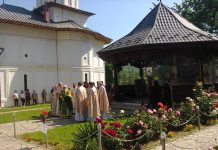 Bucuria sărbătorilor duhovniceşti la Mănăstirea «Sfânta Treime» de la Strâmba-Jiu, Gorj!