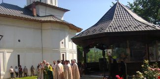Bucuria sărbătorilor duhovniceşti la Mănăstirea «Sfânta Treime» de la Strâmba-Jiu, Gorj!