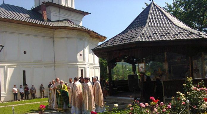 Bucuria sărbătorilor duhovniceşti la Mănăstirea «Sfânta Treime» de la Strâmba-Jiu, Gorj!