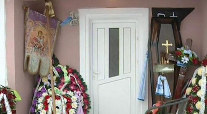 Incredibil! Stau cu mortul în casă de peste 24 de ore, pentru că nu li se eliberează certificatul de deces