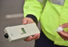 Două mașini avariate, după o depășire neregulamentară făcută de un șofer băut