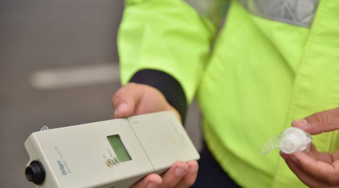 Două mașini avariate, după o depășire neregulamentară făcută de un șofer băut