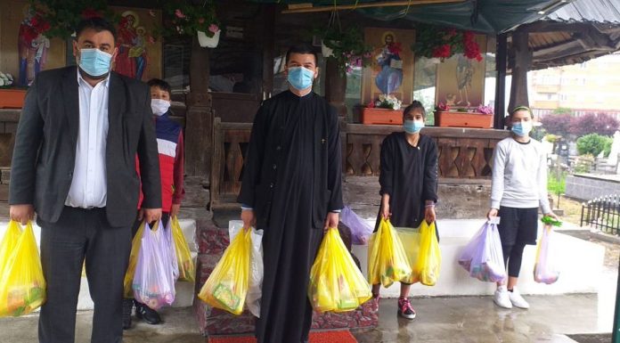 Alimente și dulciuri pentru copiii nevoiași din Rovinari