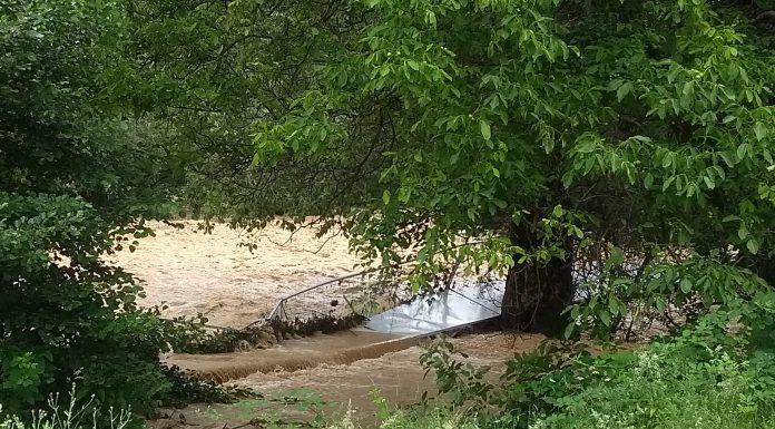 Foto: Puntea nouă, amplasată ieri la Gureni, luată de râul Bistrița!