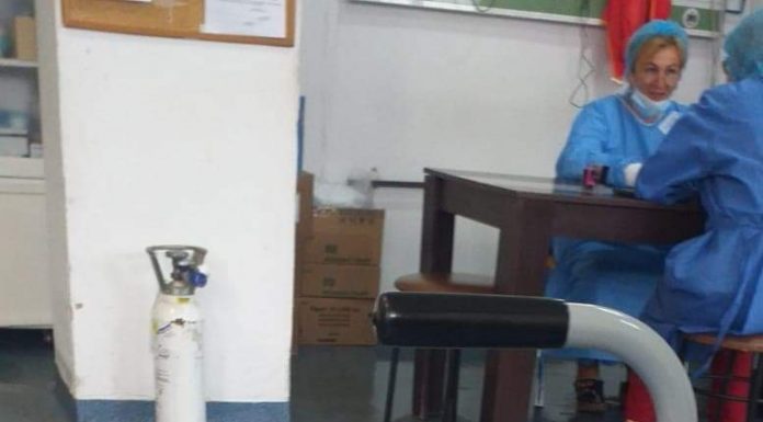 Video: Linia I de la Spitalului Județean Târgu-Jiu își tratează pacienții cu spatele și cu măștile sub barbă!